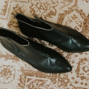 Pointed Black Booties (zip-up)